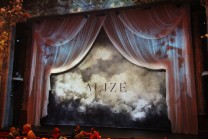 Bühnenbild von ALIZÉ im Theater am Potsdamer Platz kurz vor Beginn der Vorstellung. (Bild: Taia-Pictures / Tino Albrecht)