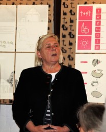 Pfarrerin Brigitte Turnacker bei der Vernissage in Hochwang. (Bild: Thomas Krytzner)