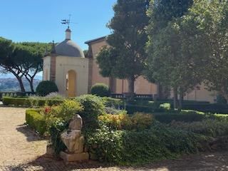 Die Villa liegt auf einem Hügel 416 m über dem Meeresspiegel in einem Gebiet, das von seinen vielen Burgen und Villen, in der Nähe der antiken Stadt Tusculum, Castelli Romani (etwa 20 km südöstlich von Rom) genannt wird.