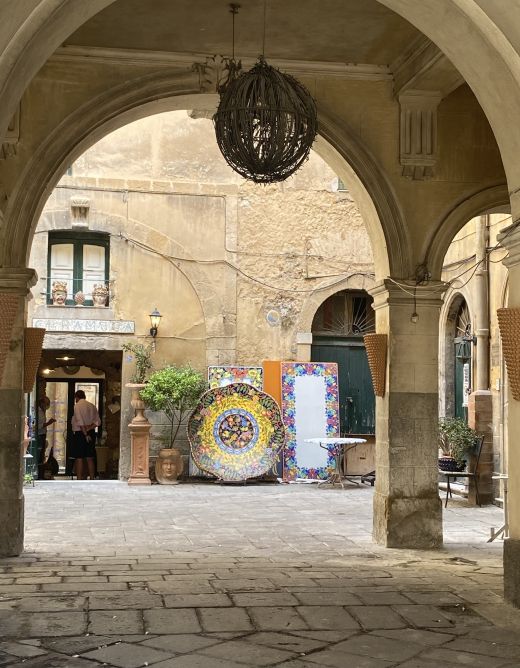 Caltagirone, Stadt des Val di Noto in Süd-Sizilien, UNESCO-Weltkulturerbe, hat ein historisches Zentrum der Stadt, das einige religiöse und zivile Gebäude mit prächtiger Architektur im spätsizilianischen Barockstil umfasst.